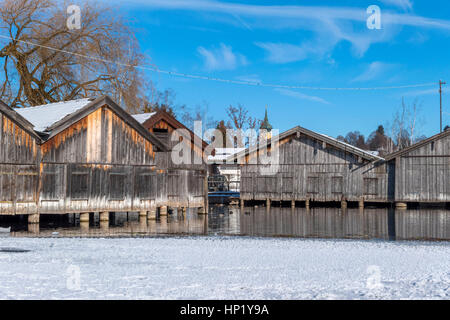 Abris bateau au lac gelé Staffelsee près de Seehausen en hiver, Murnau, Bavaria, Germany, Europe Banque D'Images