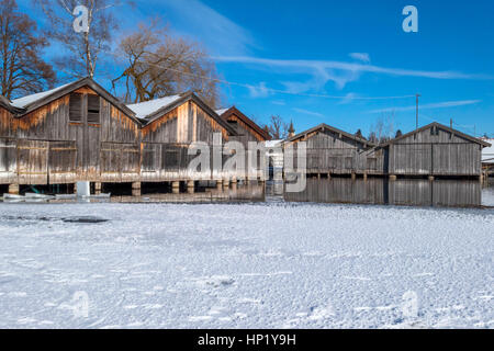 Abris bateau au lac gelé Staffelsee près de Seehausen en hiver, Murnau, Bavaria, Germany, Europe Banque D'Images