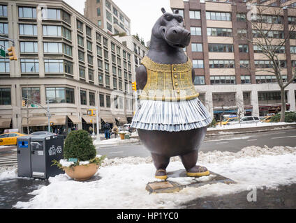 Passant par plaisir dans la nouvelle 'Hippo' ballerine sculpture par l'artiste Danois Bjørn Okholm Skaarup dans Dante Park en face du Lincoln Center de New York le samedi 11 février, 2017. Les 2 et une demi-tonne, plus de 15 pieds de haut sculptures en bronze est inspiré par la danse des hippopotames dans le Disney's 'Fantasia' film et de Degas ballerine des peintures. La sculpture populaire sera à l'affiche jusqu'au 31 juillet 2017. (© Richard B. Levine) Banque D'Images