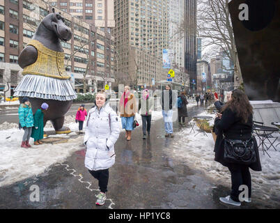 Passant par plaisir dans la nouvelle 'Hippo' ballerine sculpture par l'artiste Danois Bjørn Okholm Skaarup dans Dante Park en face du Lincoln Center de New York le samedi 11 février, 2017. Les 2 et une demi-tonne, plus de 15 pieds de haut sculptures en bronze est inspiré par la danse des hippopotames dans le Disney's 'Fantasia' film et de Degas ballerine des peintures. La sculpture populaire sera à l'affiche jusqu'au 31 juillet 2017. (© Richard B. Levine) Banque D'Images