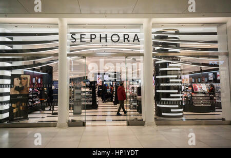 Une succursale de la française composent la chaîne et de beauté, Sephora, situé dans le centre commercial Westfield dans l'Oculus à New York le samedi 11 février, 2017. Sephora est une marque de la vente au détail de luxe LVMH conglomérat. (© Richard B. Levine) Banque D'Images