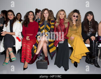(Deuxième de gauche à droite) La Géorgie peut, Charlotte De Carle, Chloe Lloyd, Ella Eyre, et Zara Martin sur le banc avant pendant l'Teatum Jones Automne/Hiver 2017 London Fashion Week show à BFC Show Space, Londres. PRESS ASSOCIATION. Photo date : vendredi 17 février 2017. Crédit photo doit se lire : Isabel Infantes/PA Wire Banque D'Images