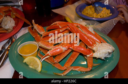 Pattes de crabe des neiges avec beurre et citron Banque D'Images