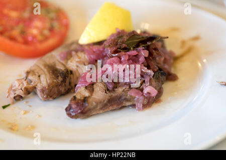 Escalope de porc avec des oignons de Tropea Banque D'Images