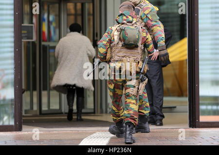 Soldats belges guard institutions européennes. Méconnaissable personnes en uniforme. Mesures de sécurité après les attentats de 2016 à Bruxelles. À partir de la bac Banque D'Images