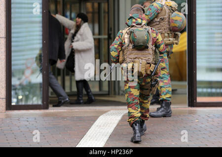 Soldats belges guard institutions européennes. Méconnaissable personnes en uniforme. Mesures de sécurité après les attentats de 2016 à Bruxelles. À partir de la bac Banque D'Images