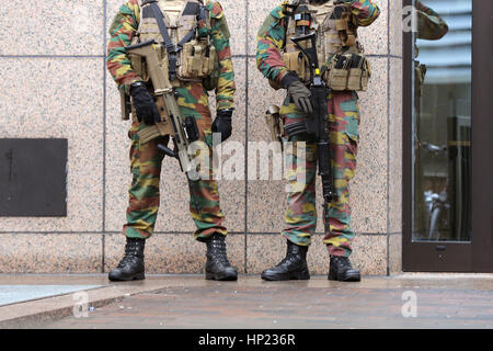 Soldats belges guard institutions européennes. Méconnaissable personnes en uniforme. Mesures de sécurité après les attentats de 2016 à Bruxelles. Les jambes seulement. Banque D'Images