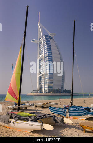 Dubaï, Émirats arabes unis - le Burj Al Arab hotel de luxe à Jumeirah, sur la côte du golfe Persique. Les 320m de hauteur de Burj Al Arab est un symbole visuel pour Dubaï. Il se veut le premier hôtel 7 étoiles. Banque D'Images