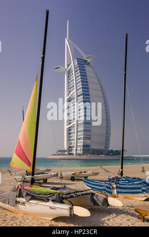 Dubaï, Émirats arabes unis - le Burj Al Arab hotel de luxe à Jumeirah, sur la côte du golfe Persique. Les 320m de hauteur de Burj Al Arab est un symbole visuel pour Dubaï. Il se veut le premier hôtel 7 étoiles. Banque D'Images