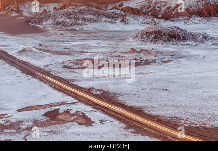 Route à travers la vallée de la Luna (vallée de la Lune ) près de San Pedro de Atacama, et le sel déposé sur le terrain, désert d'Atacama. Région de Antofagasta Banque D'Images