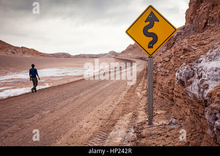 Homme marchant, marcher, route, dans la Valle de la Luna (Vallée de la Lune), près de San Pedro de Atacama, désert d'Atacama. Région d'Antofagasta. Chili Banque D'Images