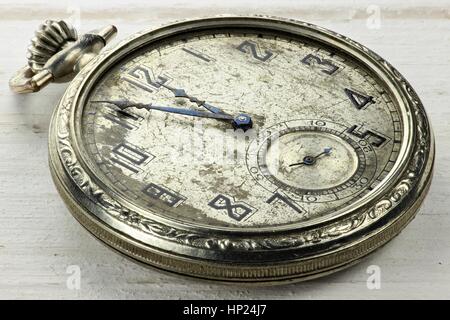 Montre de poche vintage sur fond de bois Banque D'Images