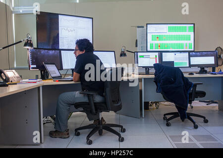 L'observatoire ALMA array, centre de contrôle, où les données des antennes sont archivés, dans bâtiment technique d'exploitation et de soutien (OSF), l'Atacam Banque D'Images