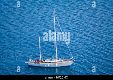 Bateau à voile Voile blanche dans la mer, beyaz yelkenli denizde Banque D'Images