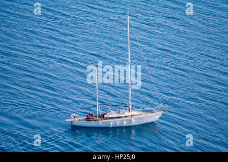 Bateau à voile Voile blanche dans la mer, beyaz yelkenli denizde Banque D'Images