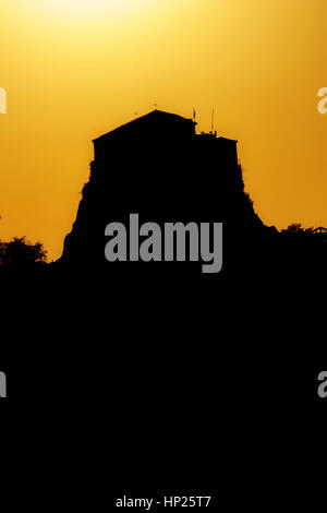 Église de la Vierge Marie à Petra sur Lesbos au coucher du soleil produisant une silhouette d'or. Banque D'Images