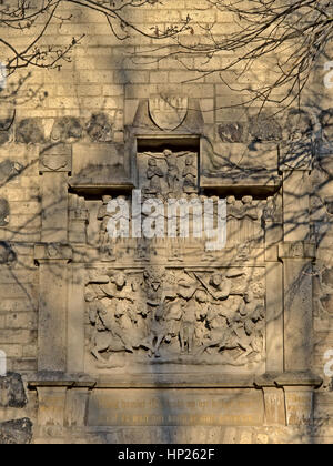 Bas-relief sculpture en pierre à Cologne City Wall, illustrant la bataille sur le "gate" Urepforte , Banque D'Images