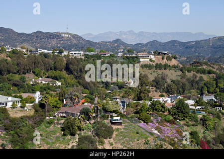 Hollywood, Californie, USA - Février 2011 : Hollywood Sign et hillside homes vue de la célèbre Runyon Parc au-dessus de Los Angeles. Banque D'Images