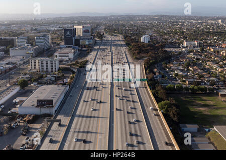 Los Angeles, Californie, USA - 9 mai 2014 : antenne de trafic fluide sur l'autoroute 405 de San Diego à Los Angeles. Banque D'Images