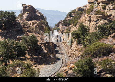 Los Angeles, Californie, USA - 29 septembre 2014 : Surfliner Amtrak train dans le col de Santa Susana. Banque D'Images