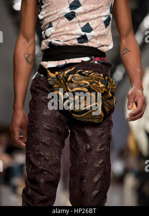 Pendant la modèles Central Saint Martins Automne/Hiver 2017 London Fashion Week show à BFC Show Space, Londres. PRESS ASSOCIATION. Photo date : vendredi 17 février 2017. Crédit photo doit se lire : Isabel Infantes/PA Wire Banque D'Images