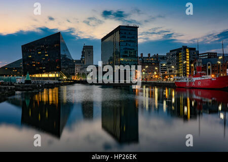 Albert Dock, Liverpool, Angleterre, juin 2016. Une fois nuit Photographie prise dans l'front de mer de Liverpool Banque D'Images