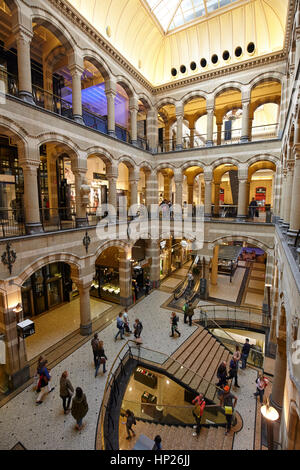 Le grand hall du centre commercial Magna Plaza à Amsterdam, Pays-Bas Banque D'Images