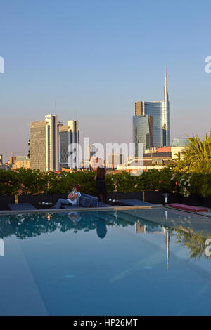 Voir d'Unicredit Tower dans le quartier de Porta Nuova avec la piscine au premier plan, Milan, Italie Banque D'Images