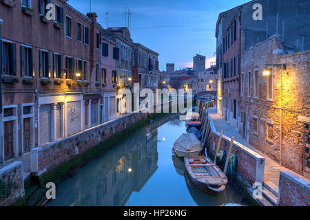 Vue typique d'une ruelle et canal à Venise au crépuscule, dans le quartier de l'Accademia, Italie Banque D'Images