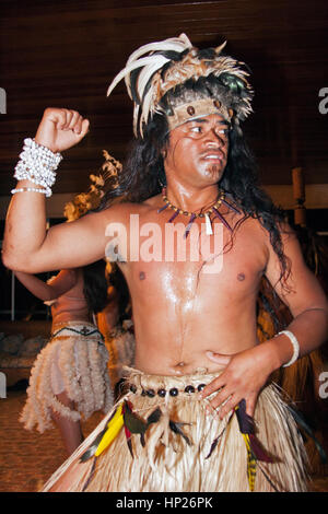 Kari Kari danseuse de sexe masculin en robe traditionnelle exécutant la danse de la hula sur Rapa Nui (île de Pâques), Chili Banque D'Images