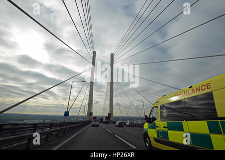 Une ambulance du déplacement sur la reine Elizabeth II 'Dartford' bridge, d'Essex et Kent, UK Banque D'Images