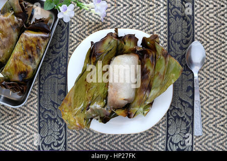 Khao nio ping est rôti Riz gluant sucré avec du lait de coco et le taro remplissage à l'intérieur, sur des feuilles de bananier. Thai style treditional le dessert. Banque D'Images