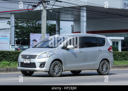 CHIANG MAI, THAÏLANDE- 28 novembre 2016 : voiture, Suv Suzuki ertiga. Sur road no.1001, à 8 km de la ville de Chiangmai. Banque D'Images