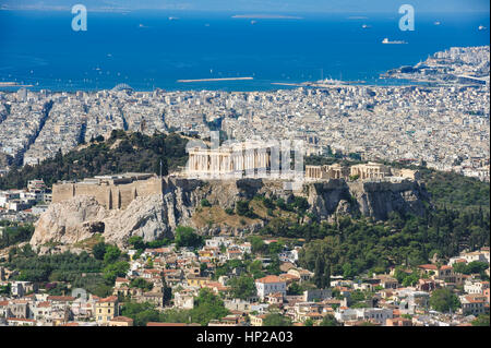 Athènes, Grèce - 27 Avril 2016 : Célèbre vue depuis la colline de Lycabettus de ville moderne avec l'arrière-plan à la mer et de l'Acropole Banque D'Images