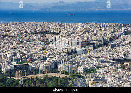 Athènes, Grèce - 27 Avril 2016 : Célèbre vue depuis la colline de Lycabettus de ville moderne et historique à la mer Banque D'Images