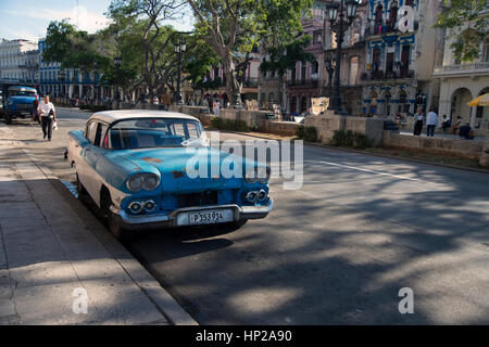 Un classique vintage a battu la voiture américaine des années 1950 garée le long Le Prado au Centro Havana Cuba Banque D'Images