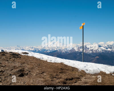 Montelema, Tessin - Suisse : les balises chemin. Dans l'arrière-plan le Mont Rose Banque D'Images