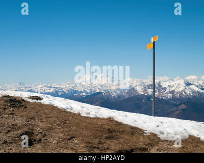 Montelema, Tessin - Suisse : les balises chemin. Dans l'arrière-plan le Mont Rose Banque D'Images