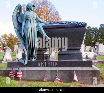 Lieu de repos final de Chester A. Arthur, 21e président des États-Unis, situé dans le cimetière rural d'Albany, un site historique paisible à New York. Banque D'Images