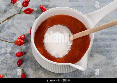 Hagebutten-Marmelade Hagebutten kochen, marmelade aus kochen, Gelierzucker wird zugegeben, Hunds-Rose, Hundsrose, Heckenrose, Rose, Wildrose Früchte, Banque D'Images