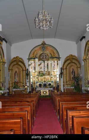 Intéressant à l'intérieur d'une petite église sur l'île de São Miguel, portugal.autel coloré. Banque D'Images