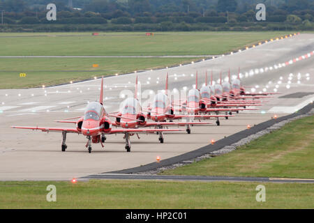 Royal Air Force flèches rouge l'équipe de démonstration de voltige taxy pour décoller à Hawarden Airport, Chester, England, UK après l'affichage à l'Airshow 2016 Rhyl Banque D'Images