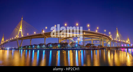 Panorama - l'Bhumibol Bridge1 ou périphérique pont dans le coucher du soleil Banque D'Images