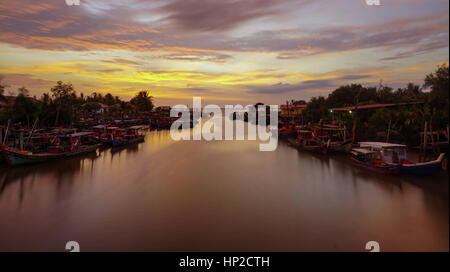 Vue du coucher de soleil au village de pêcheurs, de Kuala Kedah, Malaisie, Sala Banque D'Images