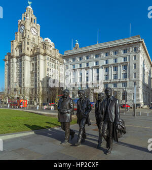 Statues Beatles devant des bâtiments du foie à l'Albert Dock de Liverpool Banque D'Images