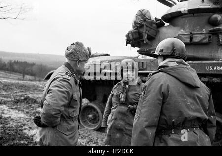 Garnison général H. Davidson , droite, parlant avec un soldat Banque D'Images