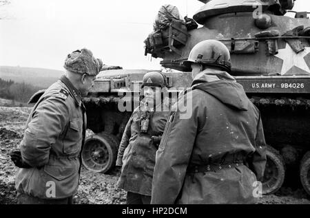 Garnison général H. Davidson , droite, parlant avec un soldat Banque D'Images