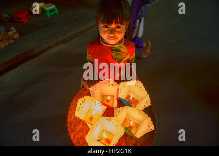 Vendeur lanterne à bougie pour le festival de la pleine lune, dans la vieille ville de Hoi An, Vietnam Banque D'Images