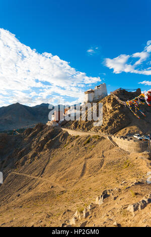 Tsemo Fort et Namgyal Tsemo Gompa au sommet d'une montagne au-dessus de Leh et la vallée de Nubra un jour d'été au Ladakh, Inde. La verticale Banque D'Images