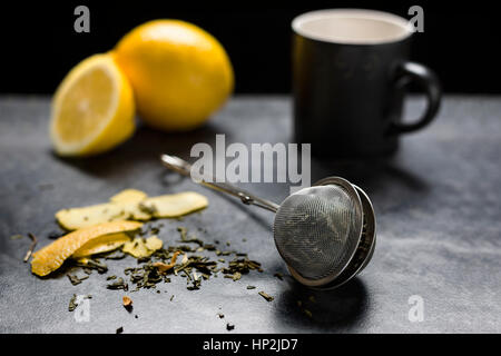 Le thé vert avec le zeste de citron, fond noir Banque D'Images